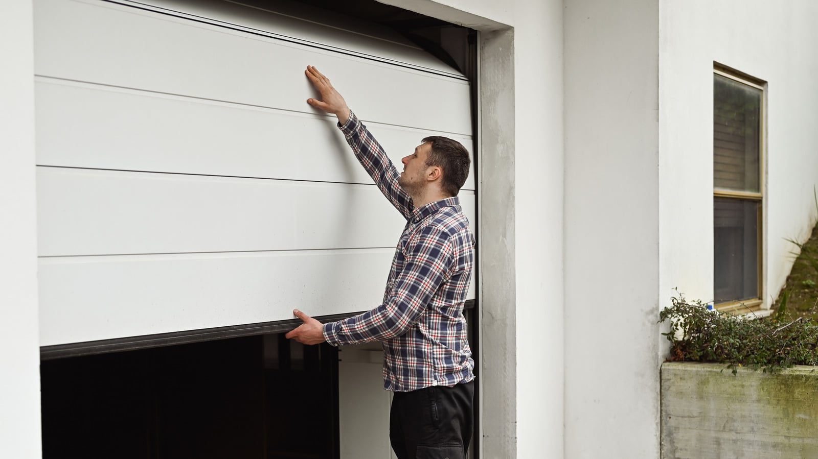 How to Maintain Your Garage Door Year-Round in Fresno
